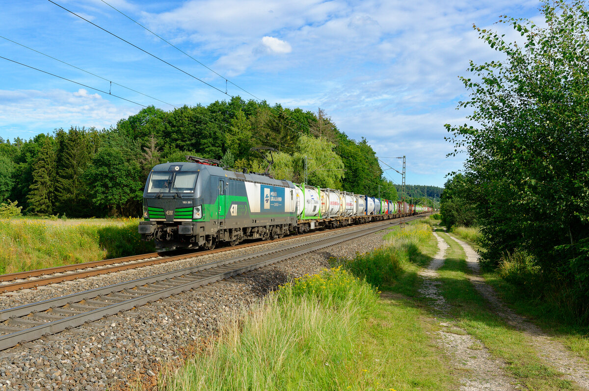 193 251 ELL/WLC mit einem Tankcontainerzug bei Postbauer-Heng Richtung Nürnberg, 27.07.2020