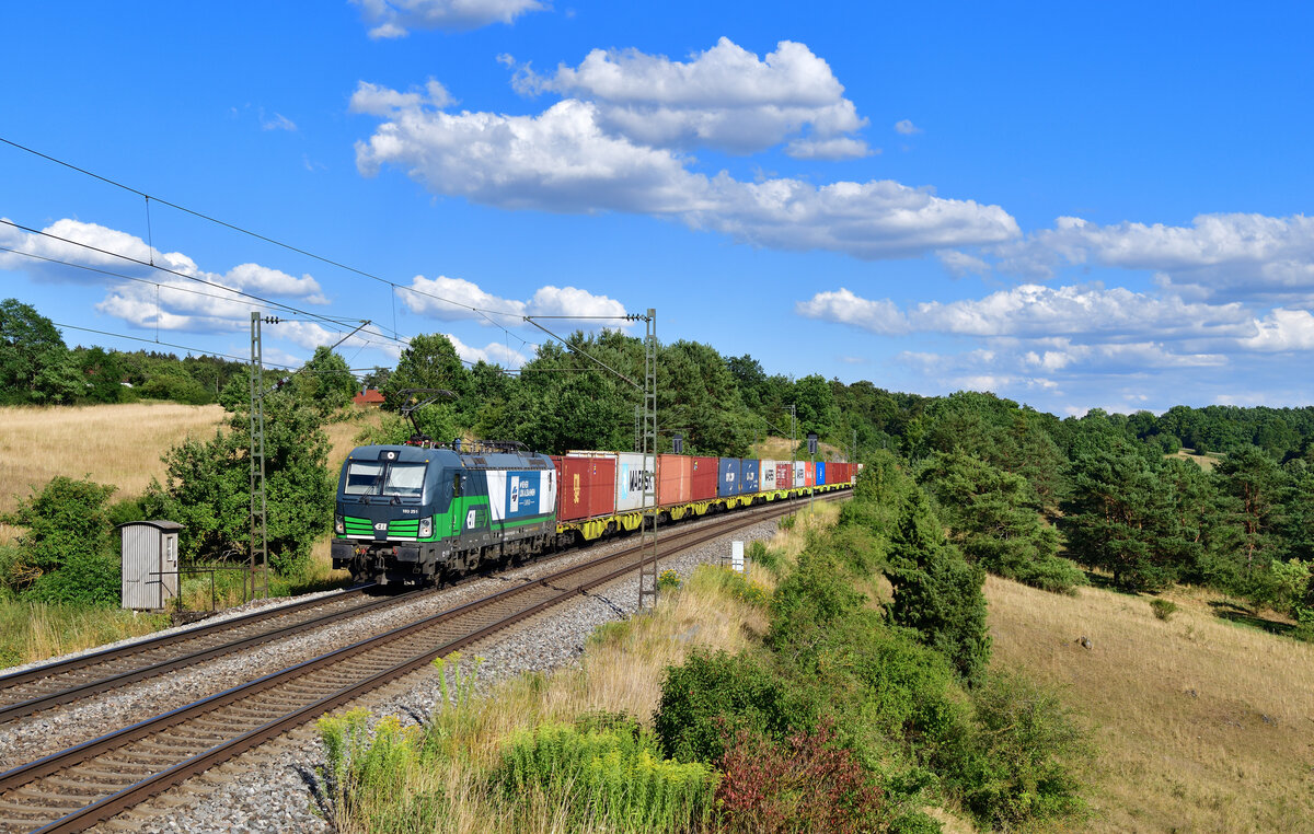 193 251 mit einem Containerzug am 26.07.2022 bei Laaber.