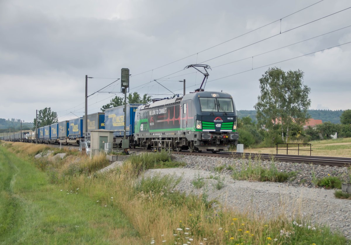 193 252 ist am 11.07.2018 mit einen Walterzug in Richtung Süden bei Dörflein unterwegs.