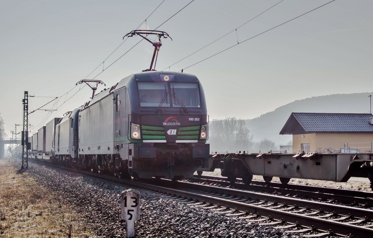 193 252 und ES 64 U2-035 sind mit einen Aufliegerzug in Richtung Norden am 15.02.2017 bei Thüngersheim unterwegs.