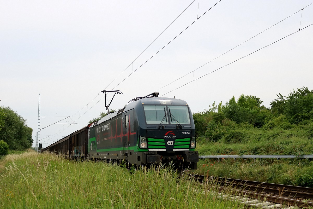 193 252 TXL (Siemens Vectron) als Gz fährt in Zscherben auf der Bahnstrecke Halle–Hann. Münden (KBS 590) Richtung Sangerhausen. [27.6.2017 - 12:36 Uhr]