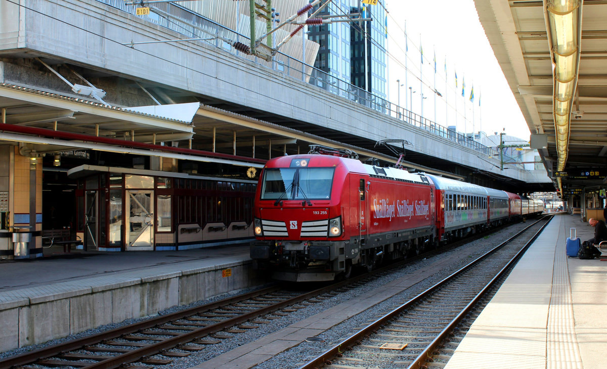 193 255 steht als Snälltåget 3943 nach Malmö C in Stockholm C.