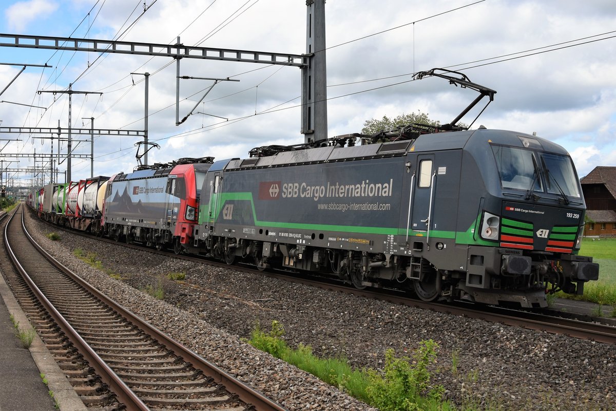 193 259 und 193 471 unterwegs Richtung Basel am 12.06.2019 bei Mattstetten BE (CH).