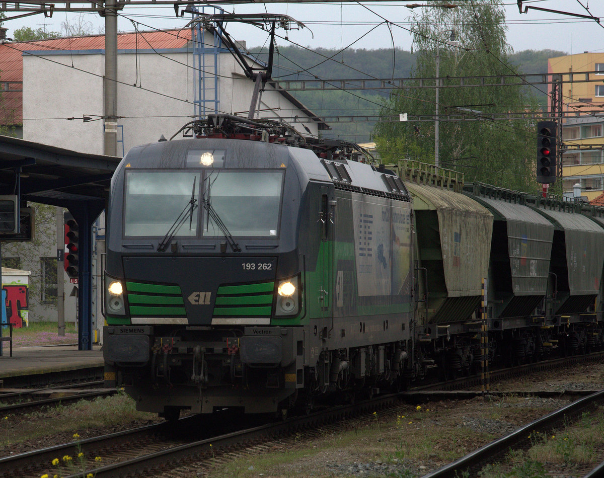 193 262  durcheilt, mehrfach laut das Warnsignal abgebend, den Bahnhof Kralupy.
Denn zum regionalen tag der Eisenbahn sin viele Besucher auf dem Bahnhofsgelände, einige unseren tschechischen Nachbarn nehmen es mit dem Überschreiten der Gleise nicht so genau. 27.04.2019, 12:06 Uhr.