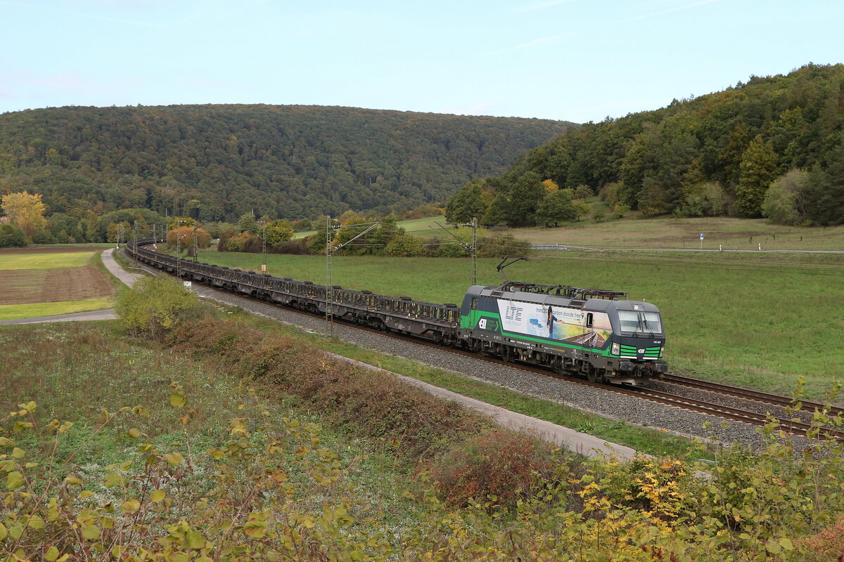 193 262 von  LTE  war mit einem Stahlzug am 11. Oktober 2022 bei Harrbach  in Richtung Würzburg unterwegs.