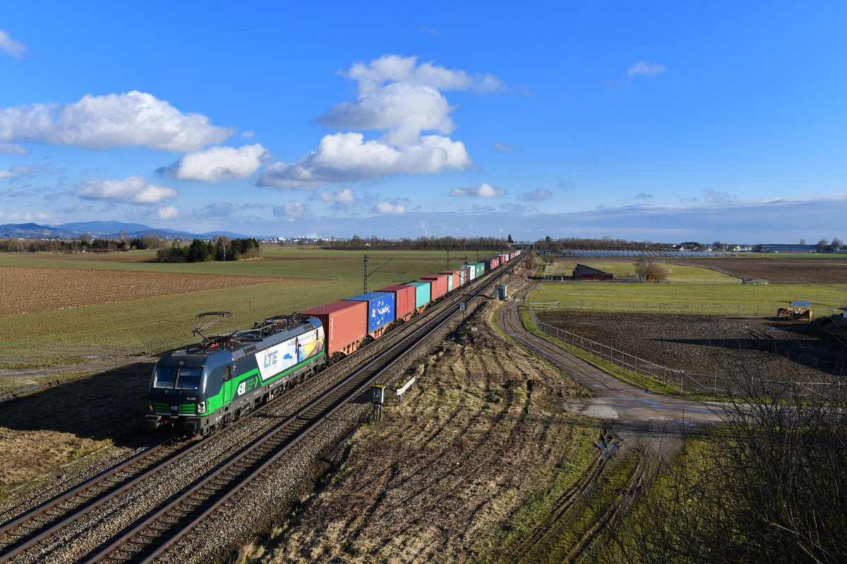 193 262 mit einem Containerzug am 30.01.2018 bei Stephansposching. 