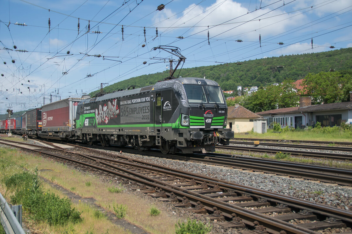 193 264-9 bei der Außfahrt mit einem Aufliegerzug aus Gemünden/M am 24.05.2023