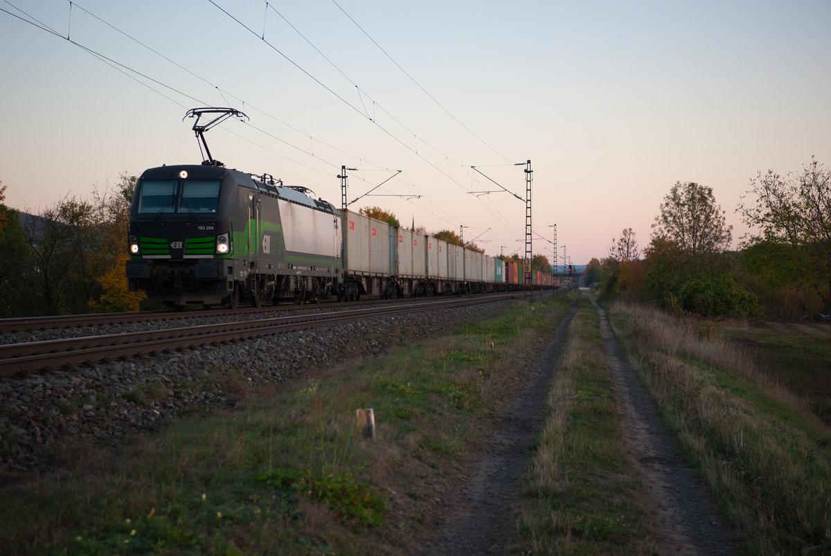 193 264-9 der ELL mit einem Containerzug bei Thüngersheim Richtung Gemünden, 13.10.2018