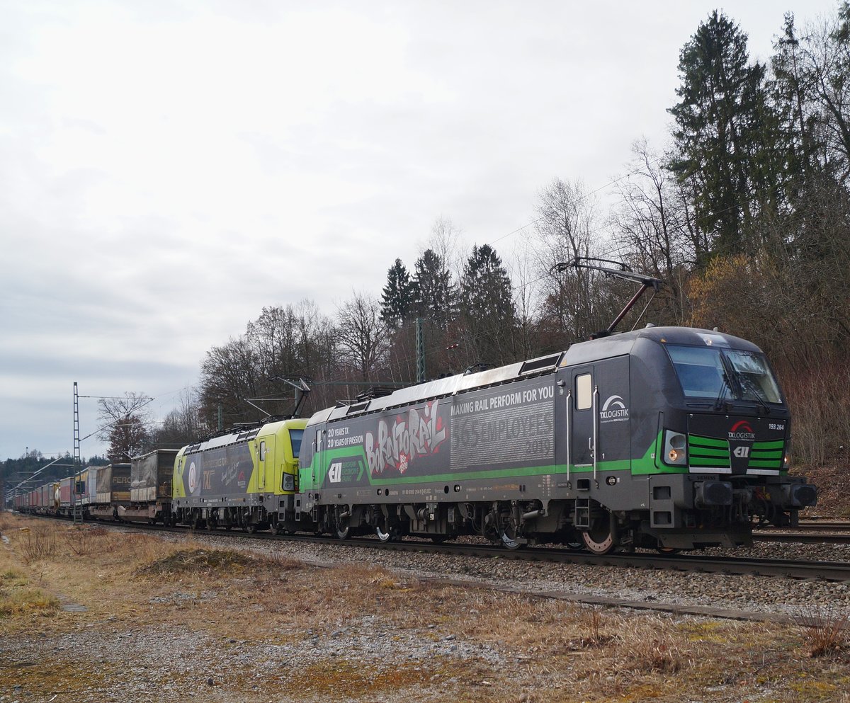 193 264  Born to rail  + 193 556  With the licence to rail  mit einem KLV-Zug Richtung München bei der Durchfahrt in Aßling/Obb., 20.02.2020.