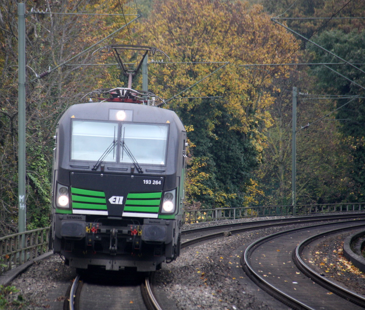 193 264 von ELL kommt als Lokzug aus Aachen-West nach Aachen-Hbf und kommt aus Richtung Aachen-West und fährt durch Aachen-Schanz in Richtung Aachen-Hbf.
Aufgenommen vom Bahnsteig von Aachen-Schanz. 
Bei Wolken am Mittag vom 28.10.2016.