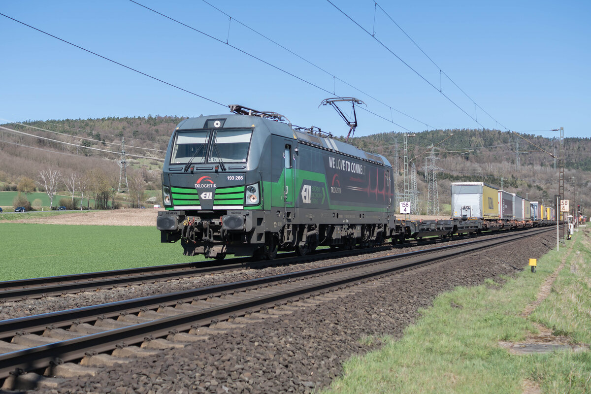 193 266-4 ist am 07.04.2025 bei Reilos mit einem Aufliegerzug unterwegs.