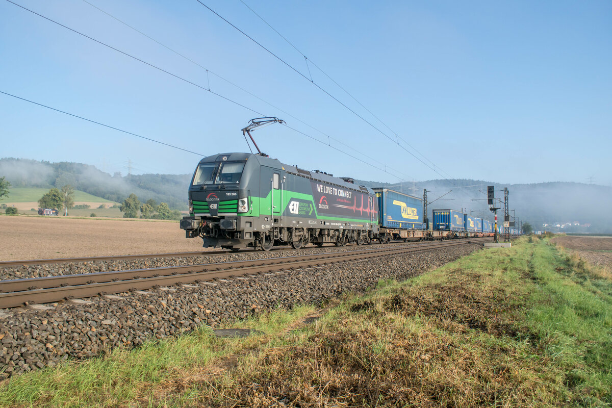 193 266-4 ist am 08.09.2021 mit einen Walterzug in Richtung Süden bei Reilos unterwegs.