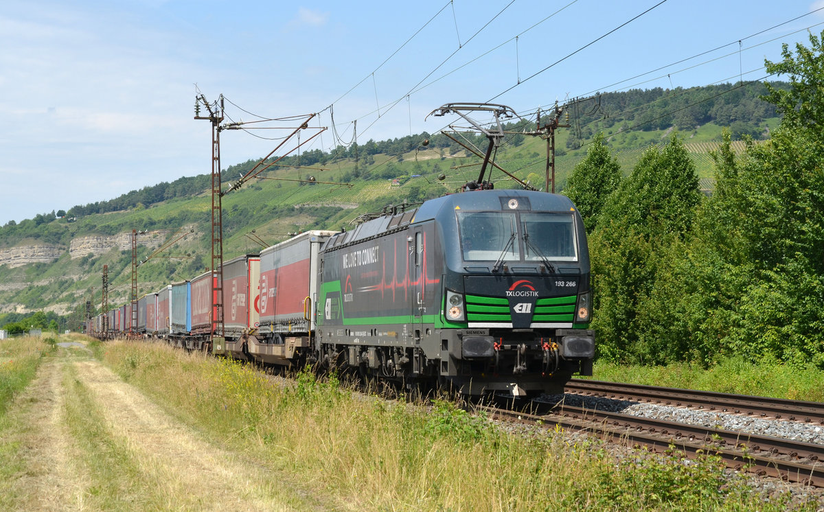 193 266 der TX schleppte am 15.06.17 einen Zug des kombinierten Verkehrs durch Thüngersheim Richtung Würzburg.