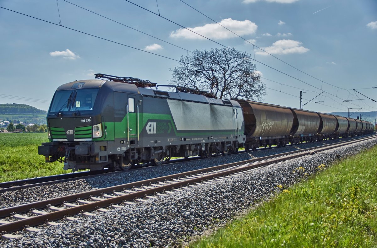 193 270 von der ELL ist mit einen Gedreidezug am 10.05.2017 in Richtung Norden bei Retzbach-Zellingen unterwegs.