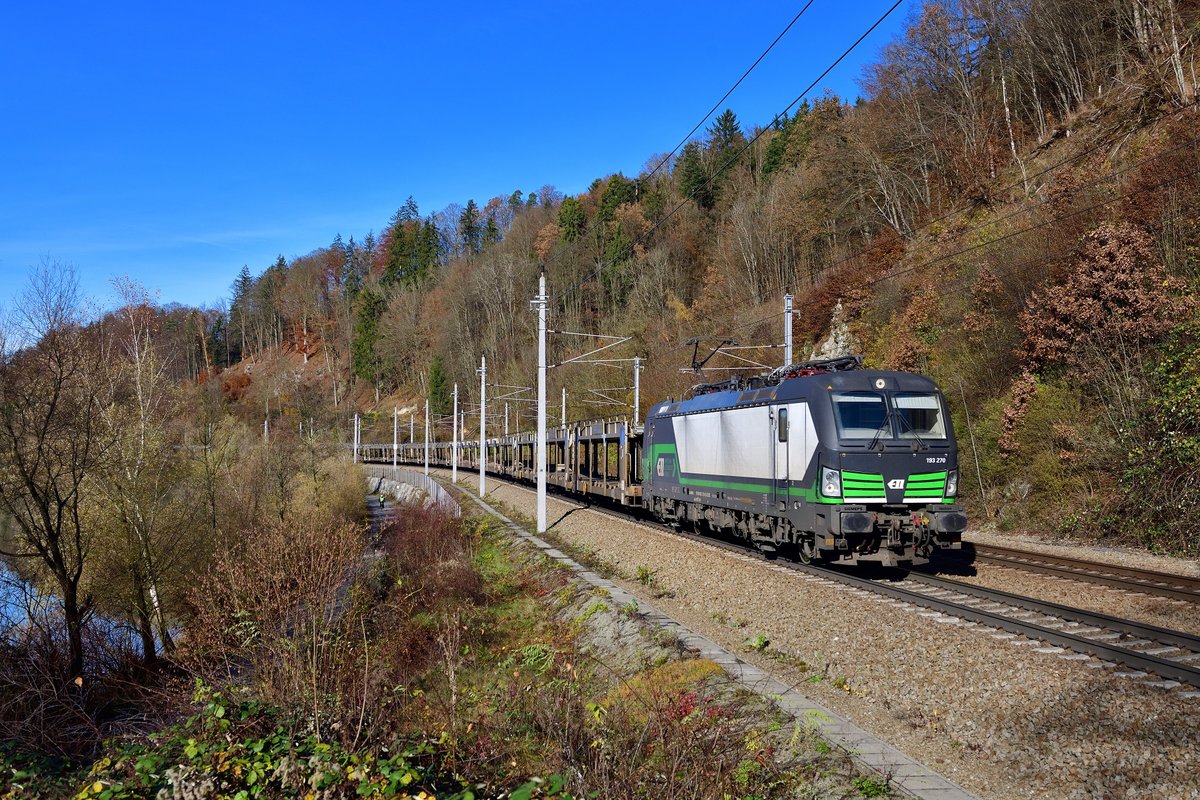 193 270 mit einem Autoleerzug am 23.11.2019 bei Ingling.