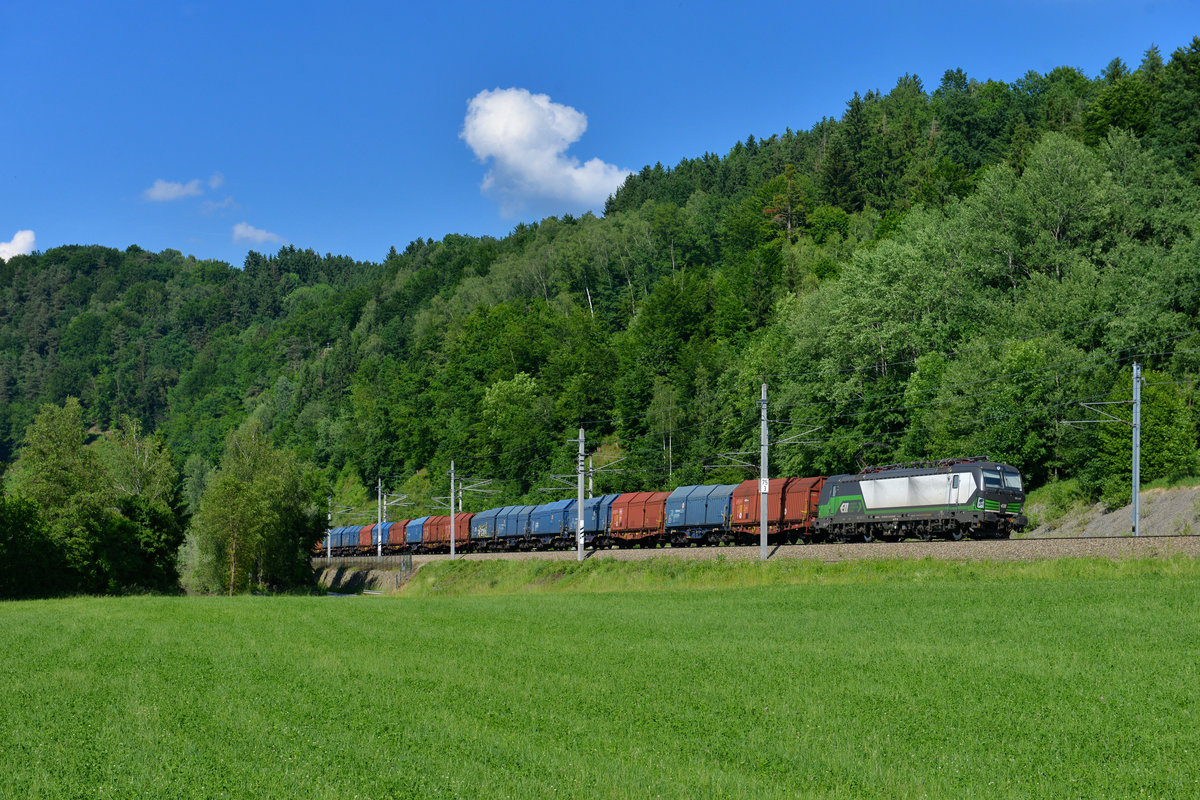 193 270 mit einem Stahlzug am 03.06.2017 bei Ingling. 