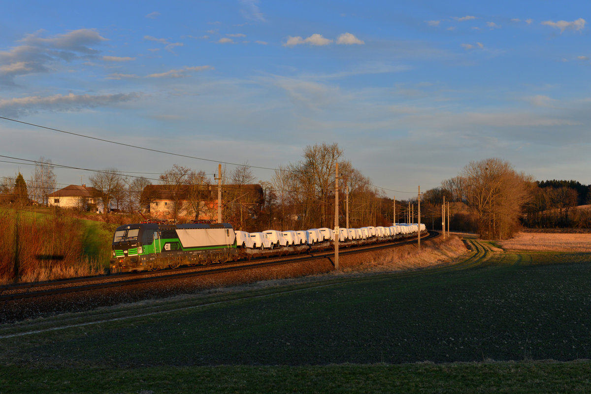 193 272 mit einem Autozug am 27.02.2017 bei Kimpling. 