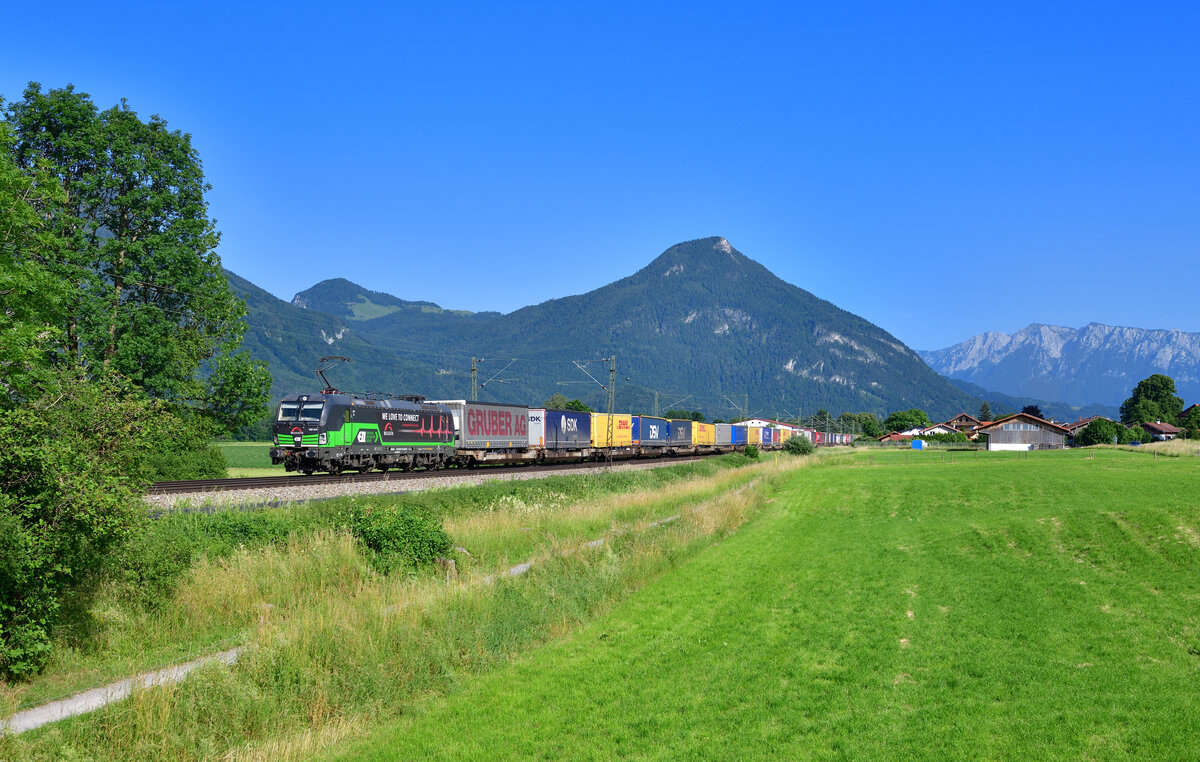 193 274 mit einem KLV am 18.06.2022 bei Brannenburg.