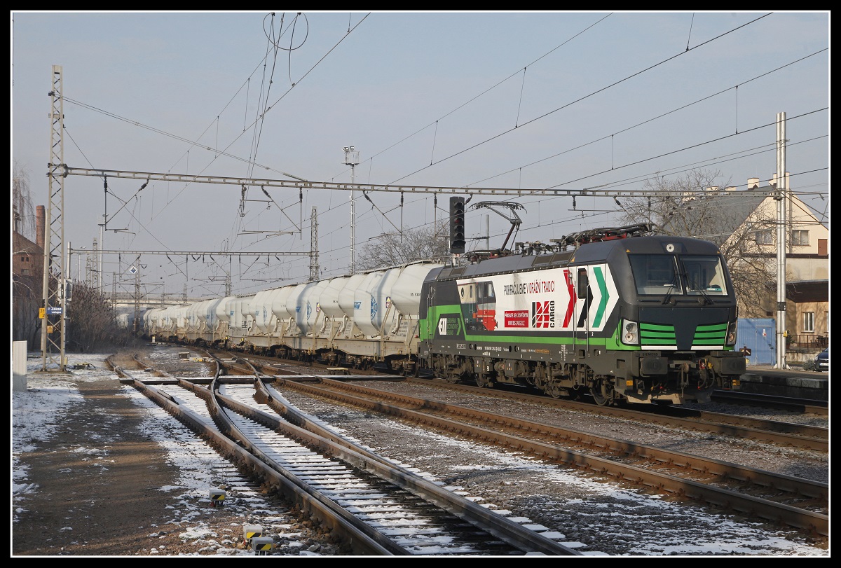 193 276 mit Güterzug in Prelouc am 22.01.2019.