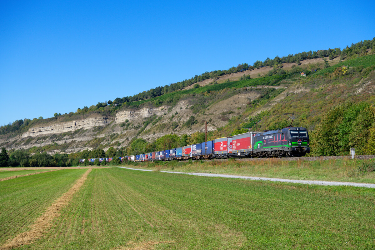 193 277 ELL/TXL mit einem Routier KLV-Zug bei Thüngersheim Richtung Würzburg, 09.09.2020