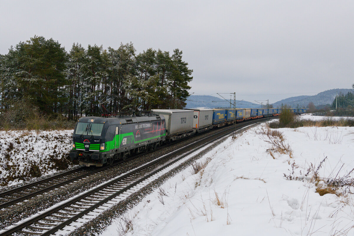 193 277 ELL/TXL mit einem LKW-Walter KLV-Zug bei Parsberg Richtung Nürnberg, 23.01.2021
