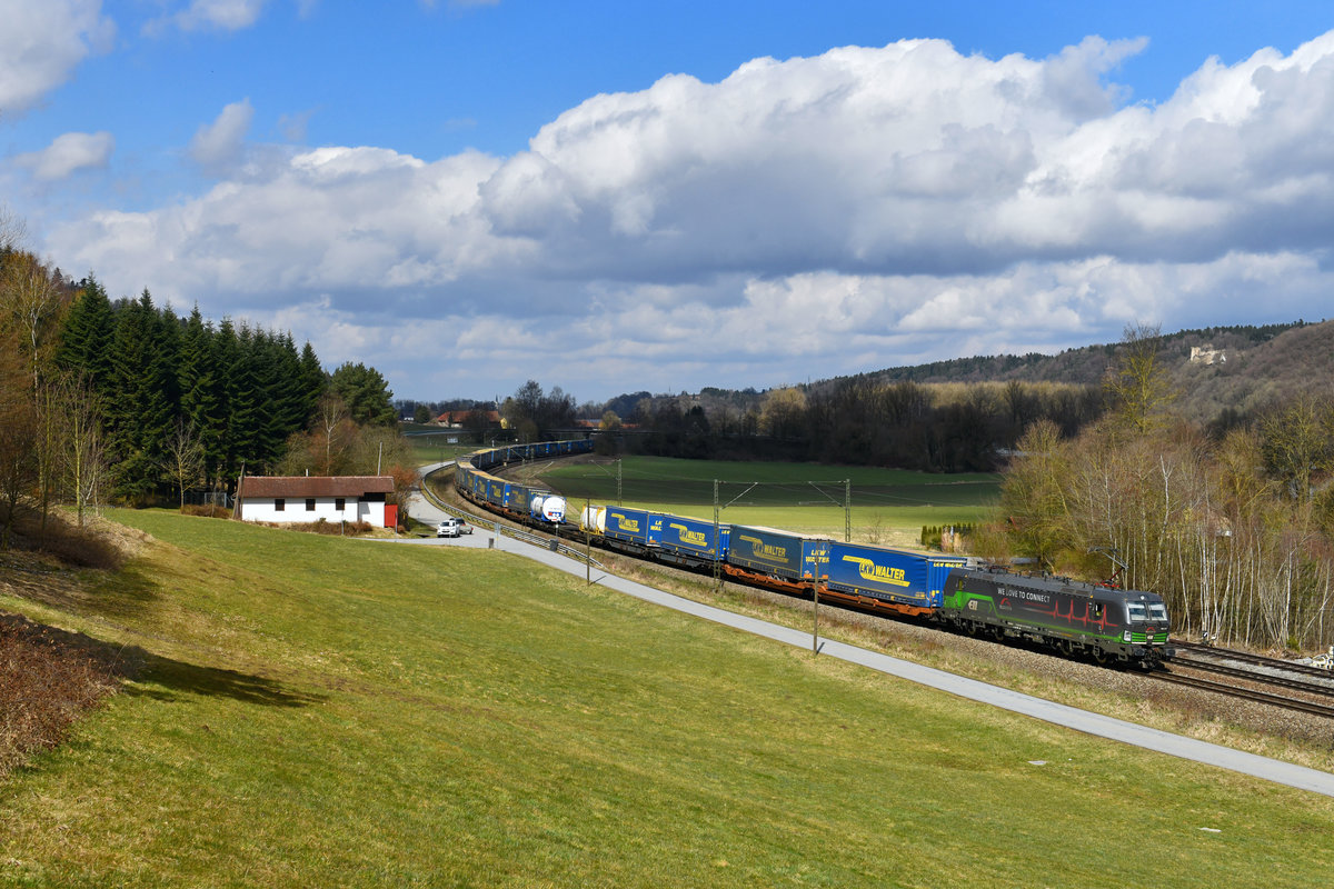 193 277 mit DGS 43945 am 29.03.2018 bei Vilshofen. 