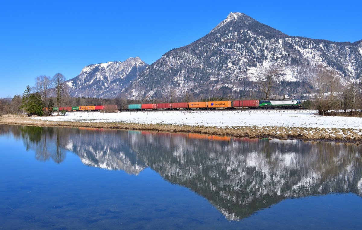 193 280 mit einem Containerzug am 24.03.2021 bei Niederaudorf.