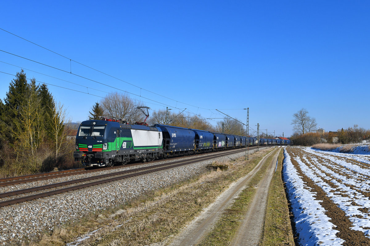 193 280 mit einem Getreidezug am 25.02.2018 bei Langenisarhofen. 
