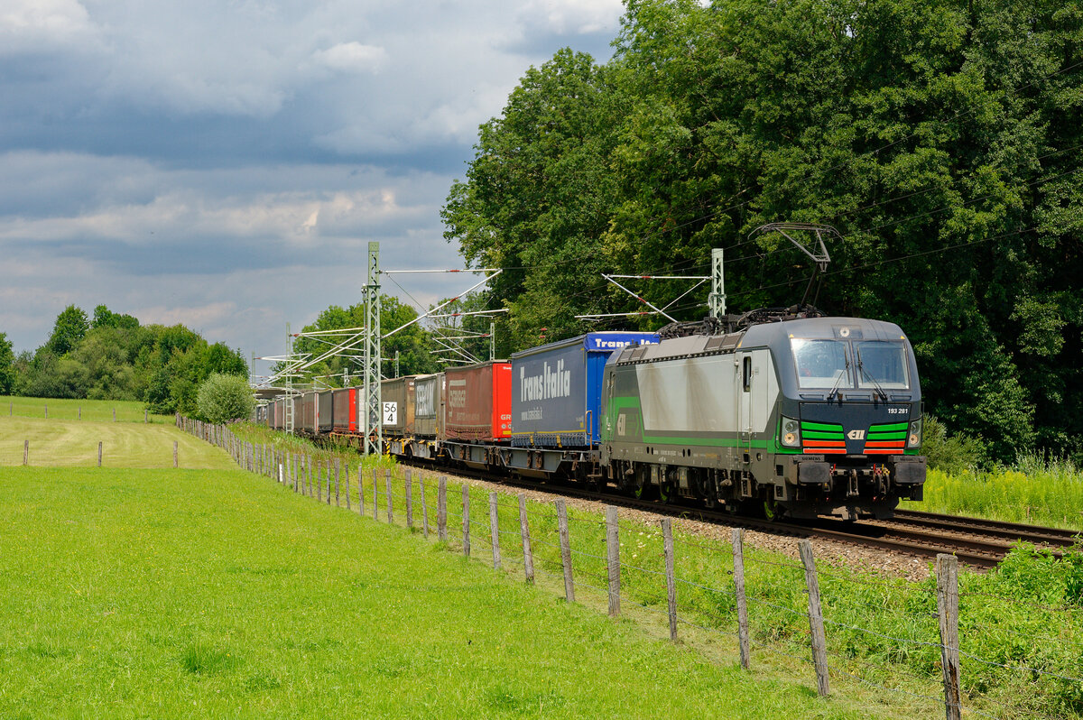 193 281 ELL mit einem KLV-Zug bei Großkarolinenfeld Richtung Rosenheim, 23.07.2020