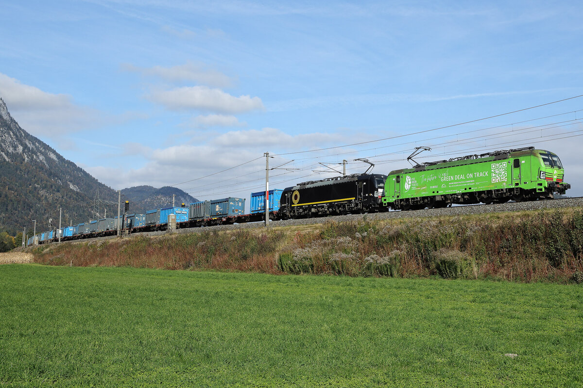  193 281 ELL/TXL  Green Deal on Track  mit einem KLV-Zug im Inntal bei Oberlangkampfen am 11.Oktober 2025.