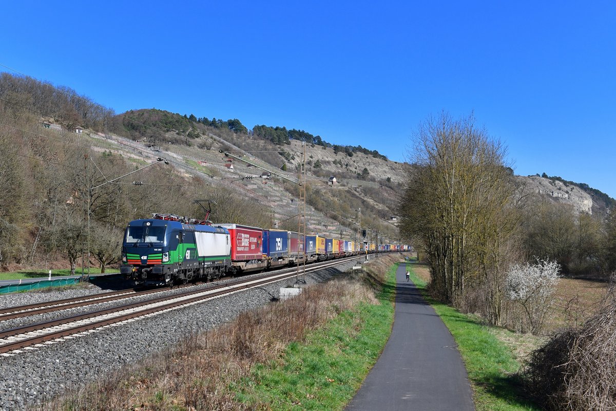 193 282 mit einem KLV am 06.04.2018 bei Gambach. 
