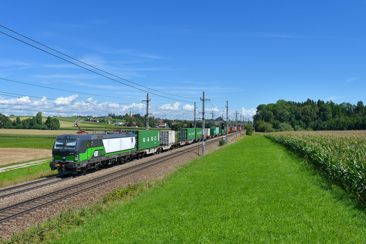 193 284 mit einem Containerzug am 14.08.2017 bei Kimpling. 