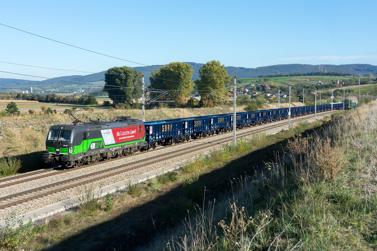 193 284 war am 11.10.2019 mit einem Güterzug auf der Neubaustrecke im Tullnerfeld unterwegs. Die Aufnahme enstand kurz nach dem Verlassen des Wienerwaldtunnel Westportal bei Chorherrn.