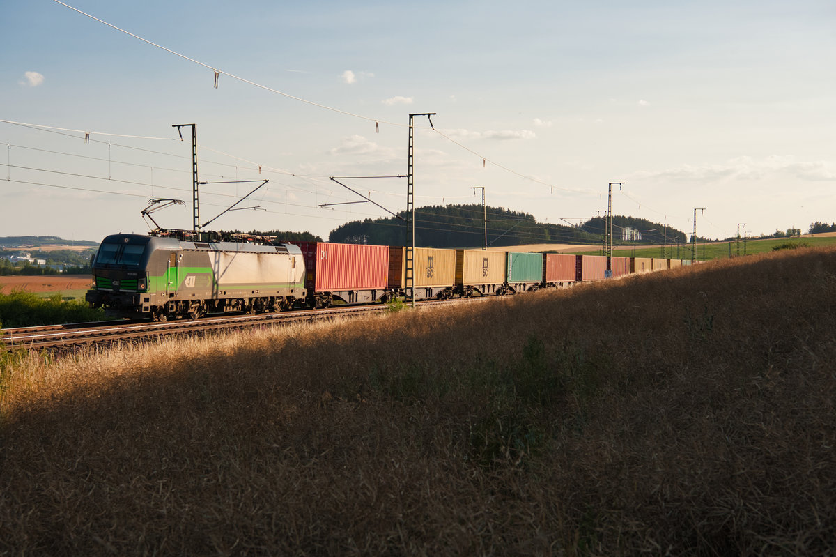 193 285 mit dem Containerzug aus Wiesau bei Feilitzsch Richtung Plauen, 19.07.2018