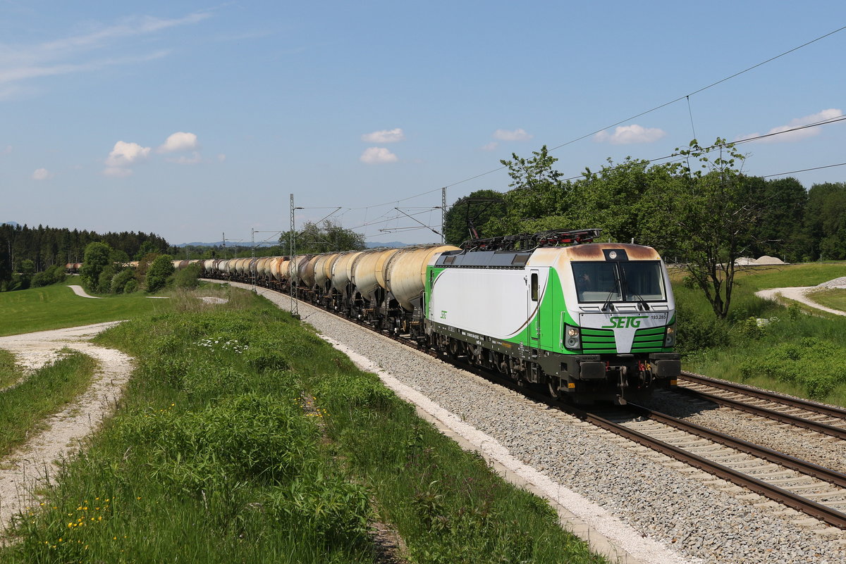 193 285 war am 19. Mai 2020 mit einem Kesselwagenzug bei Grabenstätt im Chiemgau in Richtung Freilassing unterwegs.