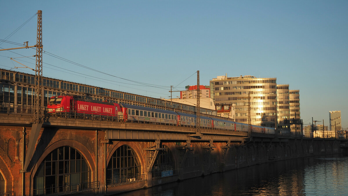 193 288 fährt den Nachtzug D 300 zur Bereitstellung nach Berlin-Hauptbahnhof, hier zu sehen beim Passieren des Bahnhofs Jannowitzbrücke.
Im Hintergrund das markante BVG-Verwaltungsgebäude.


Berlin, der 04.09.2023