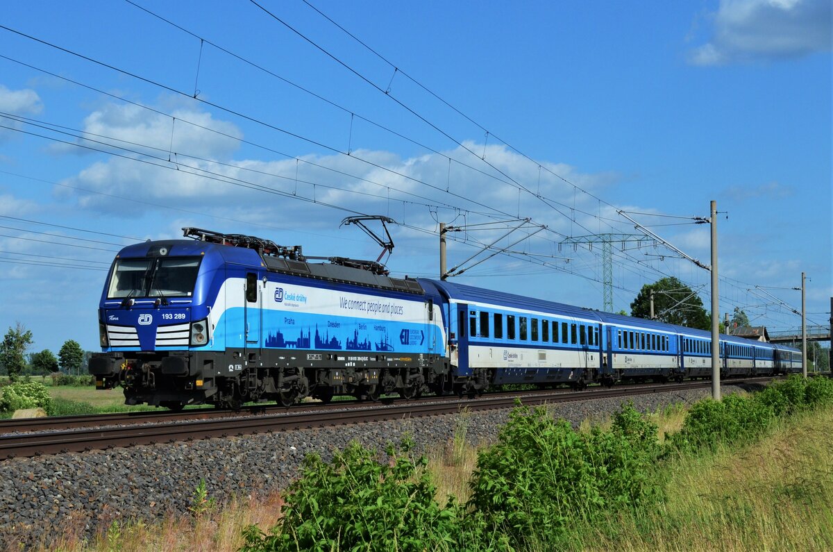 193 289  Flora  fuhr am 13.06.2021 mit EC 378 aus Praha hl.n. durch Vietznitz in Richtung Hamburg-Altona.
Ort: Vietznitz, 13.06.2021