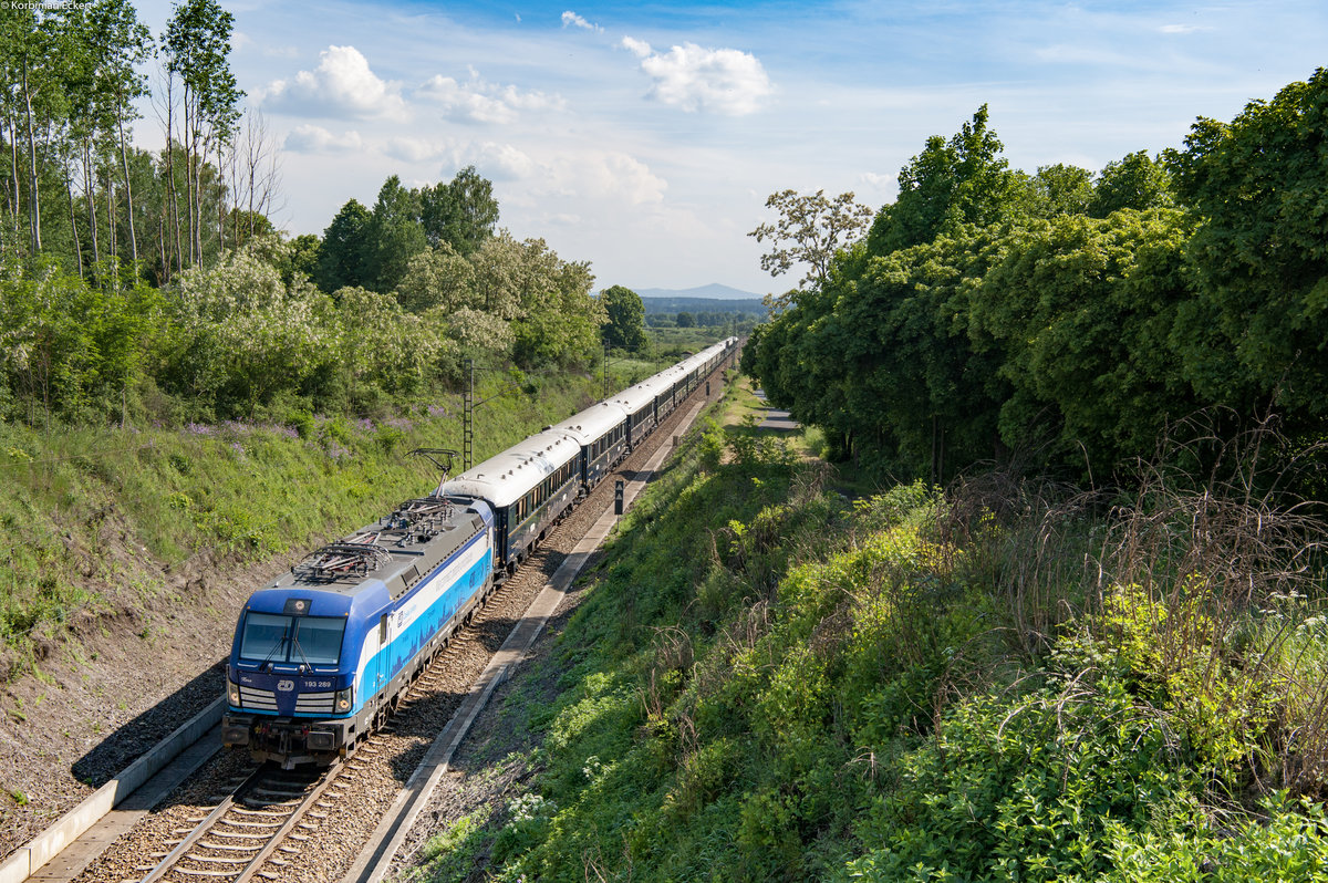 193 289 mit dem Venice Simplon Orient Express (VSOE) von Praha hl.n. nach Paris bei Chodová Planá, 26.05.2018