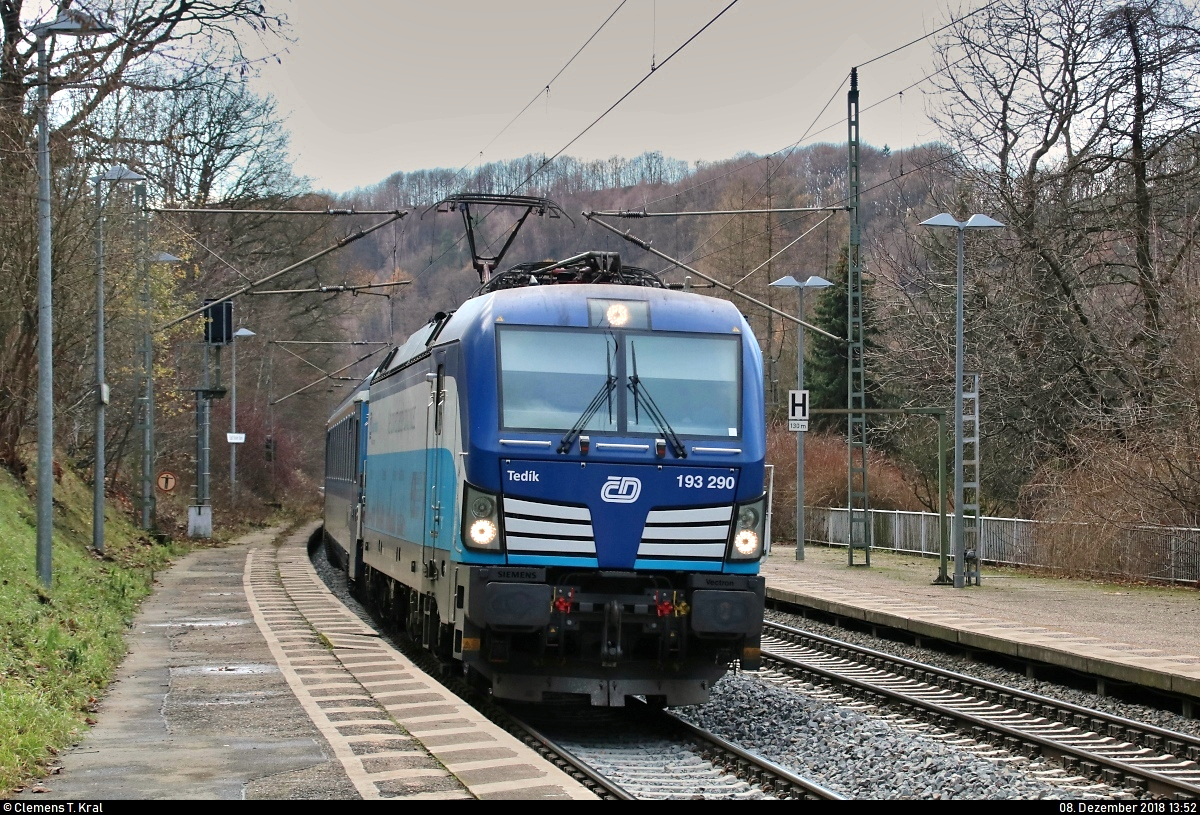 193 290-4  Tedík  (Siemens Vectron) der ELL Austria GmbH, vermietet an die České dráhy (ČD), als verspäteter EC 379  Porta Bohemica  (Linie 27) von Kiel Hbf nach Praha hl.n. (CZ) durchfährt den Hp Stadt Wehlen(Sachs) auf der Bahnstrecke Děčín–Dresden-Neustadt (Elbtalbahn | KBS 247).
Aufgenommen im Gegenlicht.
[8.12.2018 | 13:52 Uhr]