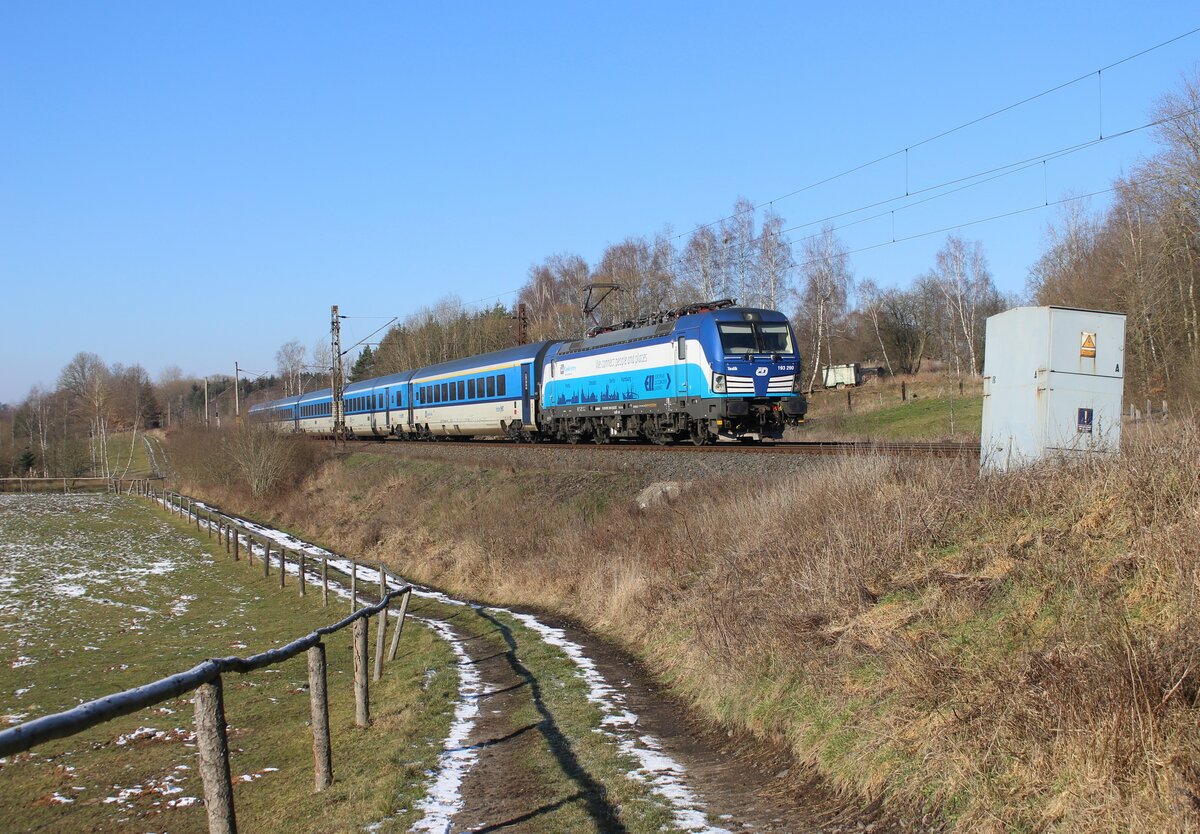 193 290 als R 611 zu sehen am 09.02.23 in Chotikov. Die Baureihe 193 löste die Baureihe 362 zwischen Cheb-Ústí nad Labem-Prag und Cheb-Plzeň-Prag ab.