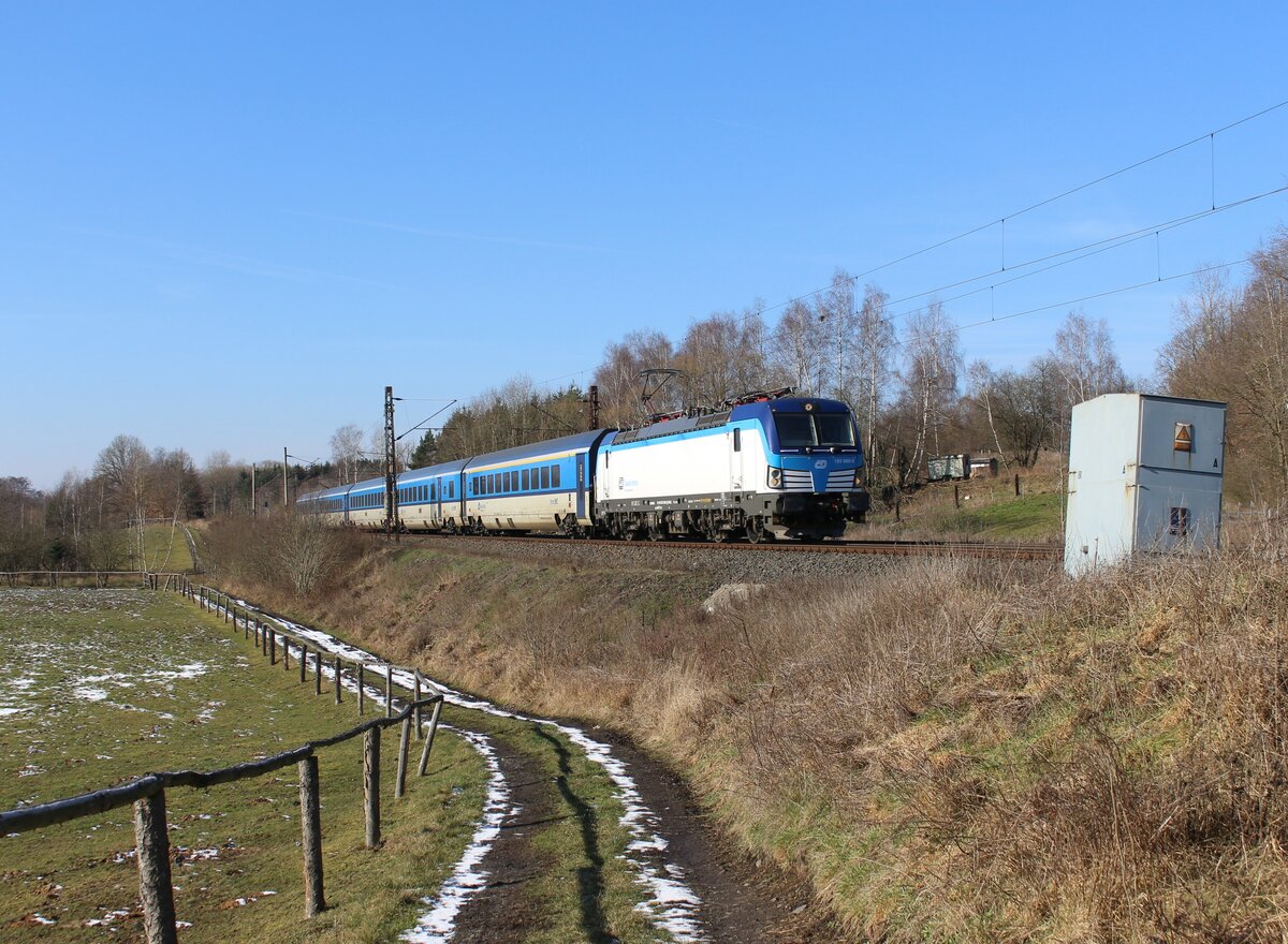 193 290 als R 613 zu sehen am 09.02.23 in Chotikov. Die Baureihe 193 löste die Baureihe 362 zwischen Cheb-Ústí nad Labem-Prag und Cheb-Plzeň-Prag ab.