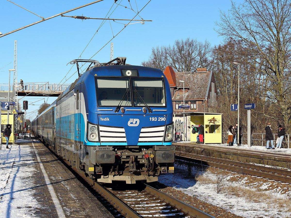 193 290 (NVR-Nummer: 91 80 6193 297-4 D-ELOC) Vectron mit einem Eurocity EC in Richtung Zossen bei der Durchfahrt durch den Bahnhof Dabendorf am 22. Januar 2022.