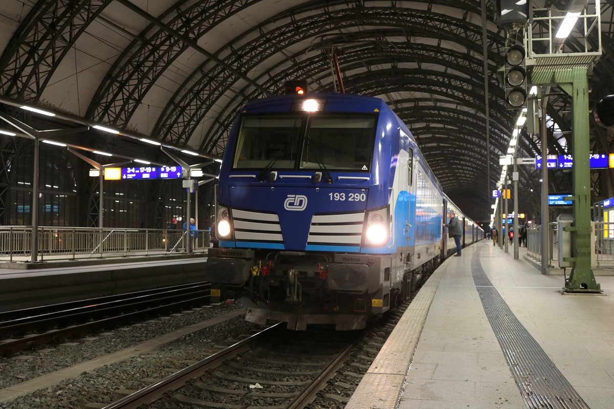 193 290 (Siemens Vectron) der České dráhy als EC 177 (Linie 27) von Hamburg-Altona nach Praha hl.n. steht in Dresden Hbf auf Gleis 3. [16.12.2017 | 17:15 Uhr]