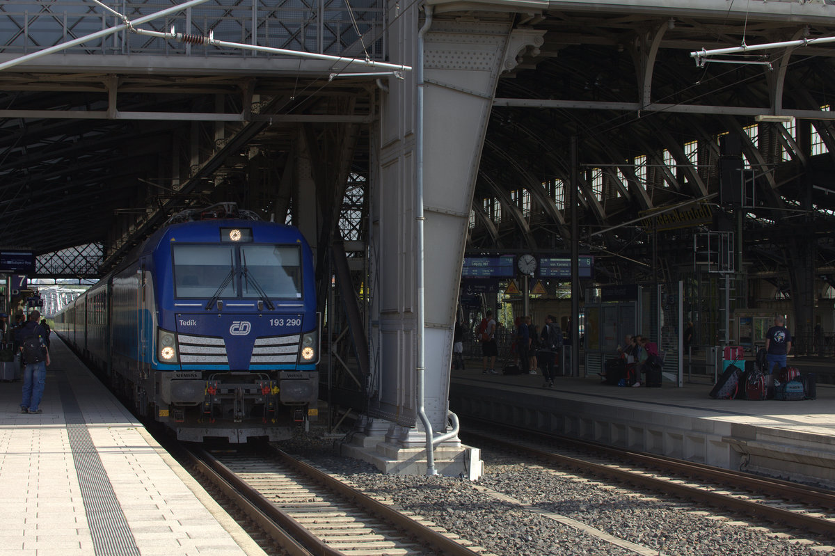 193 290  Tedik  führt den EC  173 von Hamburg kommend bis Praha hln. Der Lokwechsel in Dresden Hbf. entfällt. Dresden Neustadt, 21.09.2018 11:01 Uhr.