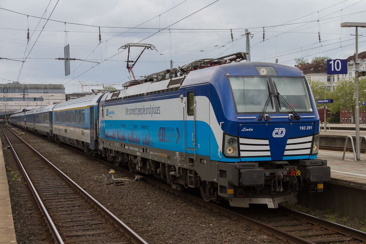 193 291 verlässt Hamburg Altona mit EC179 nach Praha, am 17.05.2019.