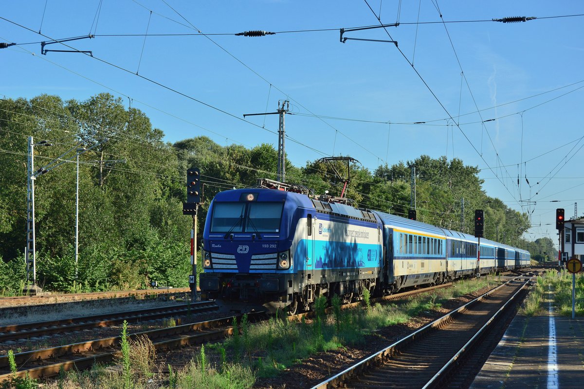 193 292 rauscht am Morgen des 26. Juli 2018 mit einem EC durch Zossen gen Berlin.

Zossen 26.07.2018