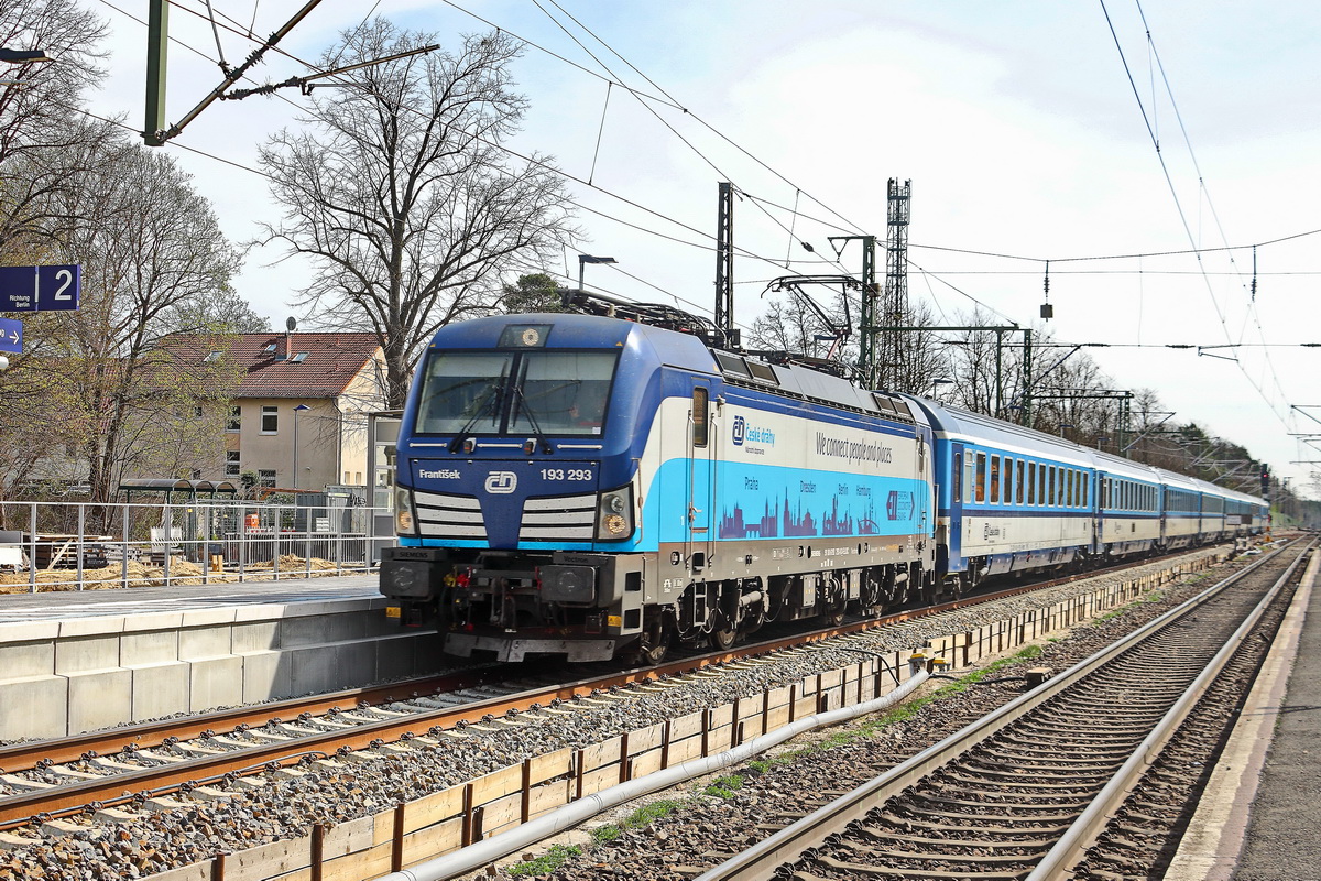 193 293 (NVR-Nummer: 91 80 6193 293-8 D-ELOC) Vectron mit einem Eurocity EC in Richtung Zossen bei der Durchfahrt durch den Bahnhof Wünsdorf Waldstadt am 13. April 2022.