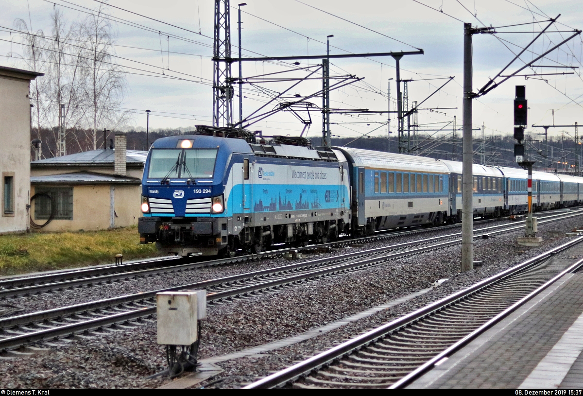 193 294-6  Matěj  (Siemens Vectron) der ELL Austria GmbH (European Locomotive Leasing), vermietet an die České dráhy, a.s. (ČD), als EC 175  Berliner  (Linie 27) von Berlin Hbf (tief) nach Bad Schandau durchfährt den Bahnhof Pirna auf Gleis 1.
[8.12.2019 | 15:37 Uhr]