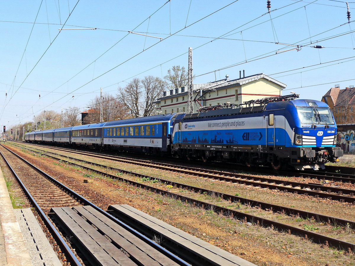 193 294 (NVR-Nummer: 91 80 6193 294-6 D-ELOC) Vectron mit einem Eurocity EC in Richtung Prag durchfährt den Bahnhof Zossen am 21. April 2021.

