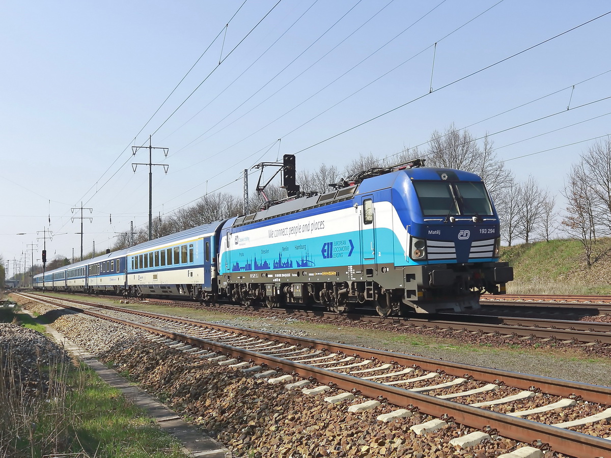 193 294 in Richtung Berlin am 07. April 2019 auf den südlichen Berliner Ring bei Diedersdorf.

